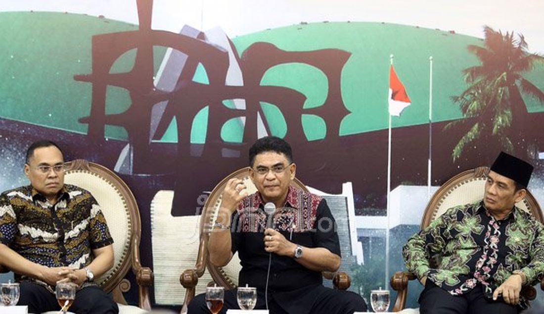 (Kiri) Guru Besar Hukum Internasional UI Prof Dr Hikmahanto Juwana, Anggota Komisi I DPR Andreas Hugo Pareradan dan Anggota Komisi III DPR Muhammad Syafi'ie pada diskusi bertema 'Revisi UU No 12 Tahun 2016' tentang Kewarganegaraan, Jakarta, Selasa (23/8). Foto: Ricardo/JPNN.com - JPNN.com