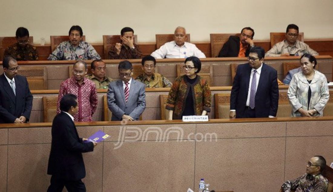 Menteri Keuangan (Menkeu) Sri Mulyani mewakili pemerintah saat menghadiri sidang paripurna DPR, Jakarta, Selasa (23/8). Paripurna beragendakan mendengarkan pandangan umum Fraksi Anggaran 2017 beserta nota keuangannya. Foto: Ricardo/JPNN.com - JPNN.com