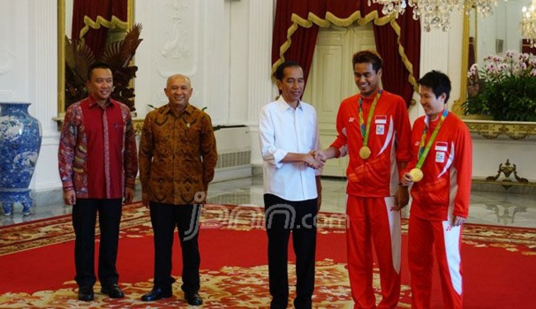 Presiden Joko Widodo menyambut para atlet penerima medali Olimpiade Rio de Jeneiro di Istana Merdeka, Jakarta, Rabu (24/8). Foto: Natalia/JPNN.com - JPNN.com