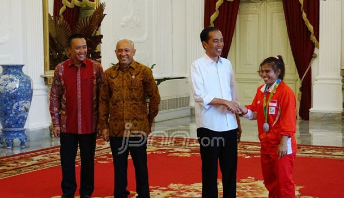 Presiden Joko Widodo menyambut para atlet penerima medali Olimpiade Rio de Jeneiro di Istana Merdeka, Jakarta, Rabu (24/8). Foto: Natalia/JPNN.com - JPNN.com