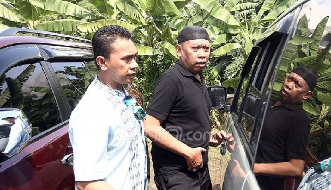 Komedian 4 Sekawan Derry Sudarisman menghadiri proses pemakamam istri Komedian Tukul Arwana, Susiana di TPU Jeruk Purut, Jakarta Selatan, Rabu (24/8). Susiana mengembuskan napas terakhir karena penyakit asma. Foto: Ricardo/JPNN.com - JPNN.com