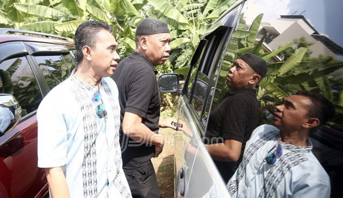 Komedian 4 Sekawan Derry Sudarisman menghadiri proses pemakamam istri Komedian Tukul Arwana, Susiana di TPU Jeruk Purut, Jakarta Selatan, Rabu (24/8). Susiana mengembuskan napas terakhir karena penyakit asma. Foto: Ricardo/JPNN.com - JPNN.com