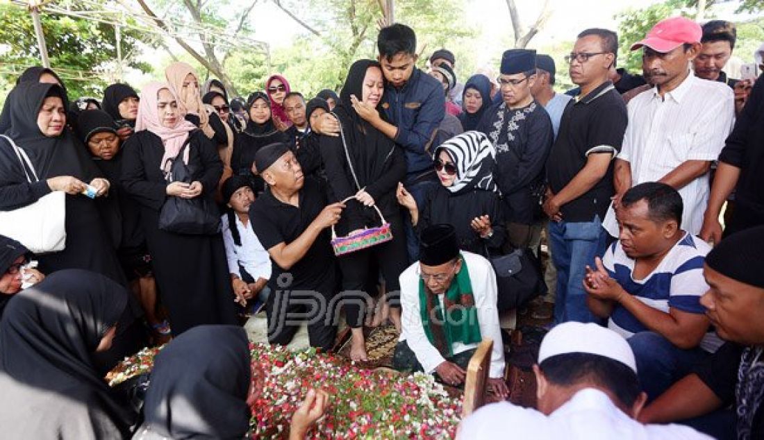 Suasana pemakaman istri komedian Tukul Arwana, Susiana di TPU Jeruk Purut, Jakarta Selatan, Rabu (24/8). Selain keluarga, sejumlah kerabat Tukul juga hadir dalam prosesi pemakaman. Foto: Ricardo/JPNN.com - JPNN.com
