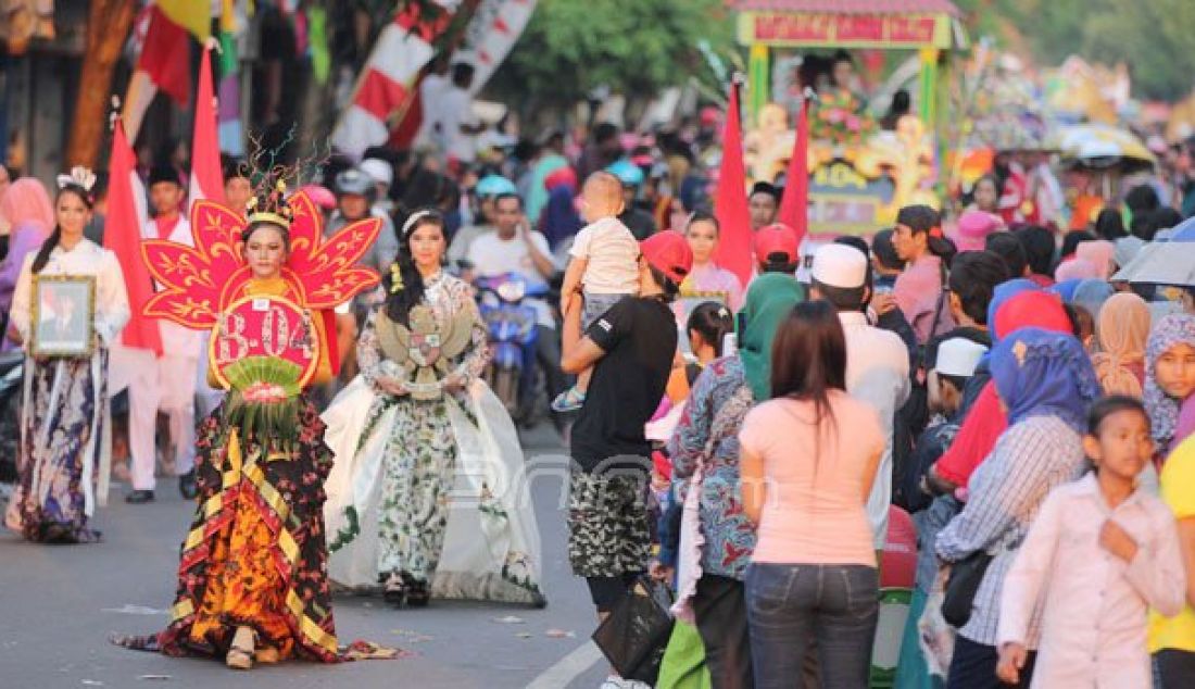 Beberapa Sekolah di Bangkalan berpartisipasi dalam kegiatan karnaval yang digelar Pemkab Bangkalan untuk memperingati HUT Republik Indonesia (RI) ke 71, Selasa (23/8). terlihat ribuan warga memadati tiap-tiap ruas jalan di kota Bangkalan. Foto: Allex/Radar Madura - JPNN.com