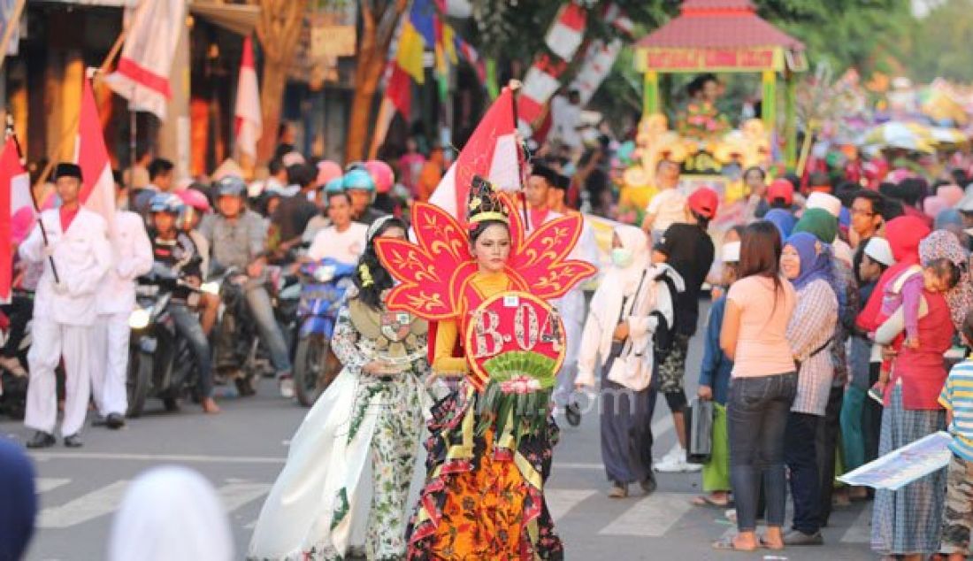 Beberapa Sekolah di Bangkalan berpartisipasi dalam kegiatan karnaval yang digelar Pemkab Bangkalan untuk memperingati HUT Republik Indonesia (RI) ke 71, Selasa (23/8). terlihat ribuan warga memadati tiap-tiap ruas jalan di kota Bangkalan. Foto: Allex/Radar Madura - JPNN.com