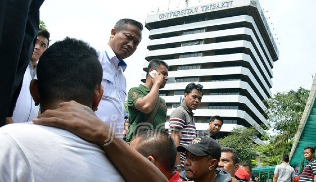 Petugas kepolisian mengamankan sejumlah preman yang melakukan penggembokan Universitas Trisakti di Jakarta, Rabu (24/8). Sebelumnya sejumlah preman mengunci pintu gerbang kampus sehingga civitas akademika Usakti tidak dapat memasuki kampus mereka. Foto : Ricardo/JPNN.com - JPNN.com