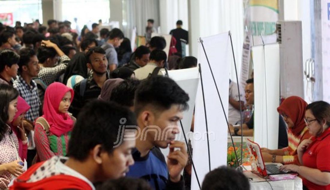 Para pencari kerja memasukkan lamaran di salah satu stan perusahaan pada Job Fair Dinas Tenaga Kerja (Disnaker) Kota Makassar di Celebes Covention Centre, Makassar, Rabu (24/8). Job Fair tersebut diikuti 85 perusahaan multi nasional. Foto: Ardiansyah/FAJAR - JPNN.com