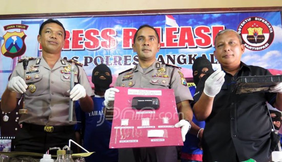 Kapolres Bangkalan AKBP Anisullah M. Ridha saat menjelaskan pengungkapan lima tersangka kasus narkoba yang diamankan di Mapolres Bangkalan, Rabu (24/08). Foto: Allex/Radar Madura - JPNN.com