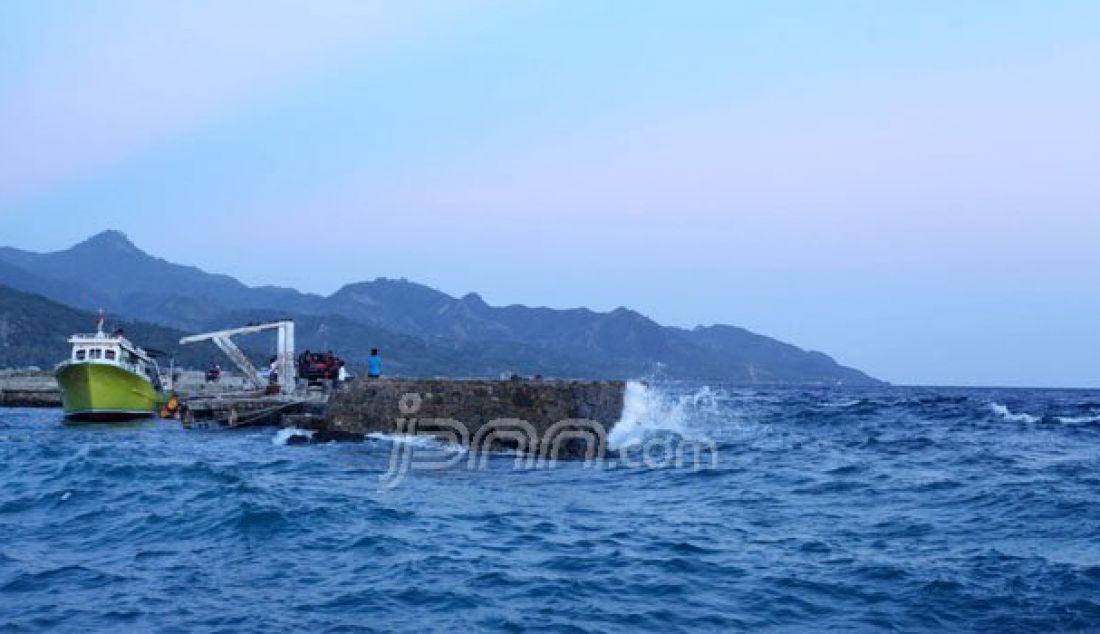 NEKAT: Meski kondisi cuaca di wilayah perairan laut Gorontalo saat ini masih berombak tinggi mencapai 6 meter disertai angin kencang. Namun, para nelayan di Kota Gorontalo justru nekat melaut. Foto: Natha/Gorontalo Post - JPNN.com
