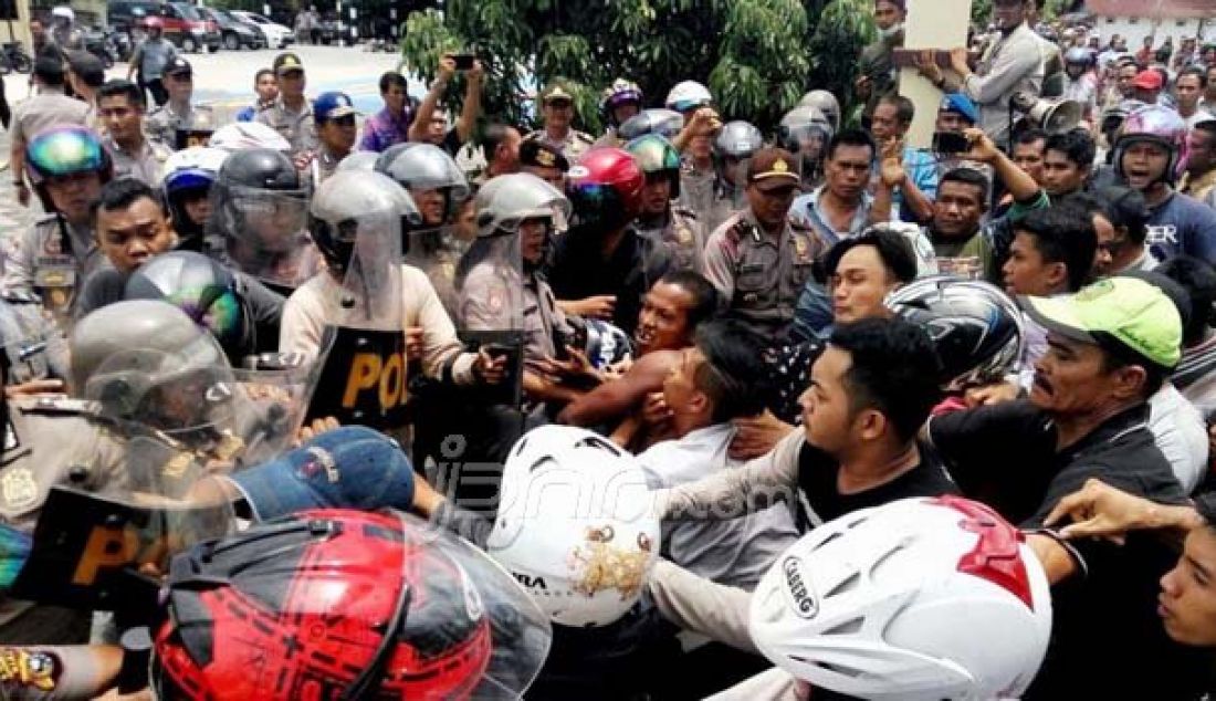 BENTROK: Massa saat bentrok dengan anggota Polisi di Mapolres Kepulauan Meranti Kep Riau, Kamis (25/8) Foto: Ahmad/Riau Pos - JPNN.com