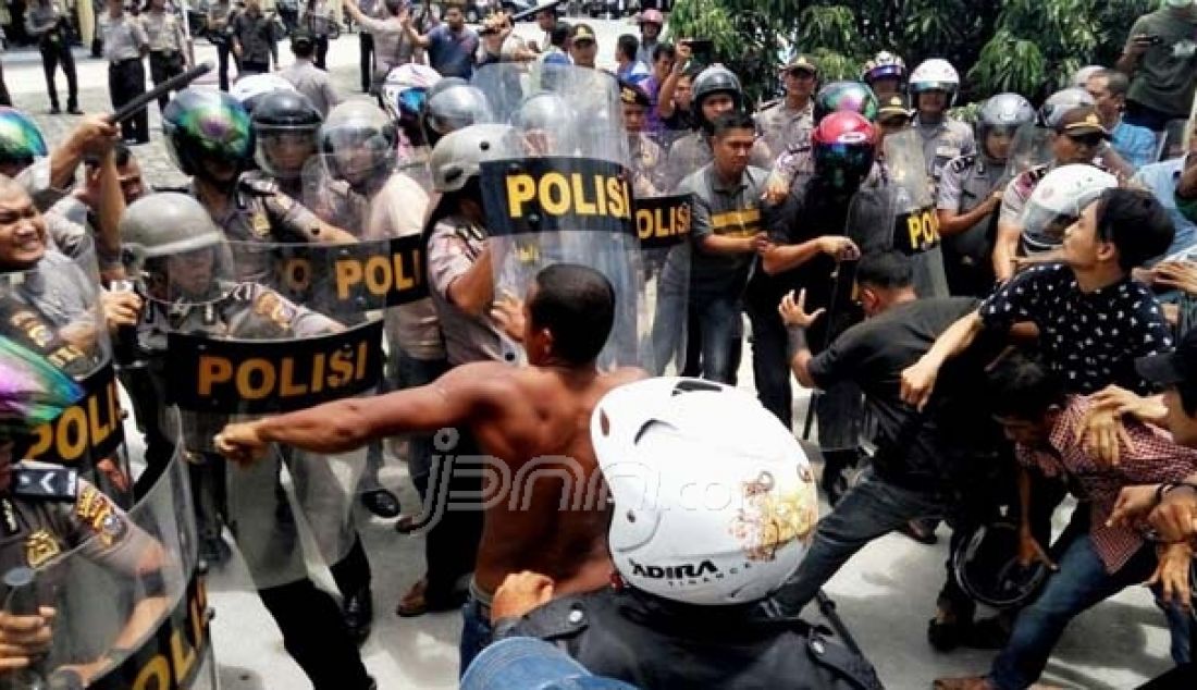 BENTROK: Massa saat bentrok dengan anggota Polisi di Mapolres Kepulauan Meranti Kep Riau, Kamis (25/8) Foto: Ahmad/Riau Pos - JPNN.com