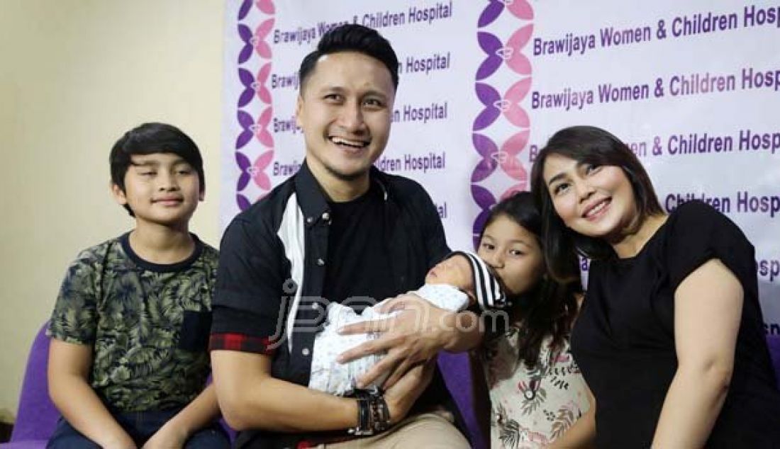 BAHAGIA: Ari untung dan Fenita bersama anak-anaknya saat memberikan keterangan pers mengenai kelahiran anak ketiga mereka di RS Brawijaya, Jakarta, Kamis (25/8/16). Foto: Fedrik/Jawa Pos - JPNN.com