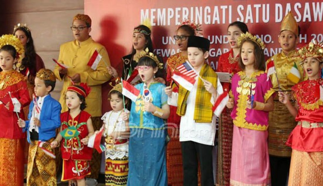 Sejumlah anak dari keluarga yang mempunyai dua kewarganegaraan menyanyikan lagu-lagu daerah Indonesia saat menghadiri peluncuran buku Kewarganegaraan. Foto: Imam H/Jawa Pos - JPNN.com