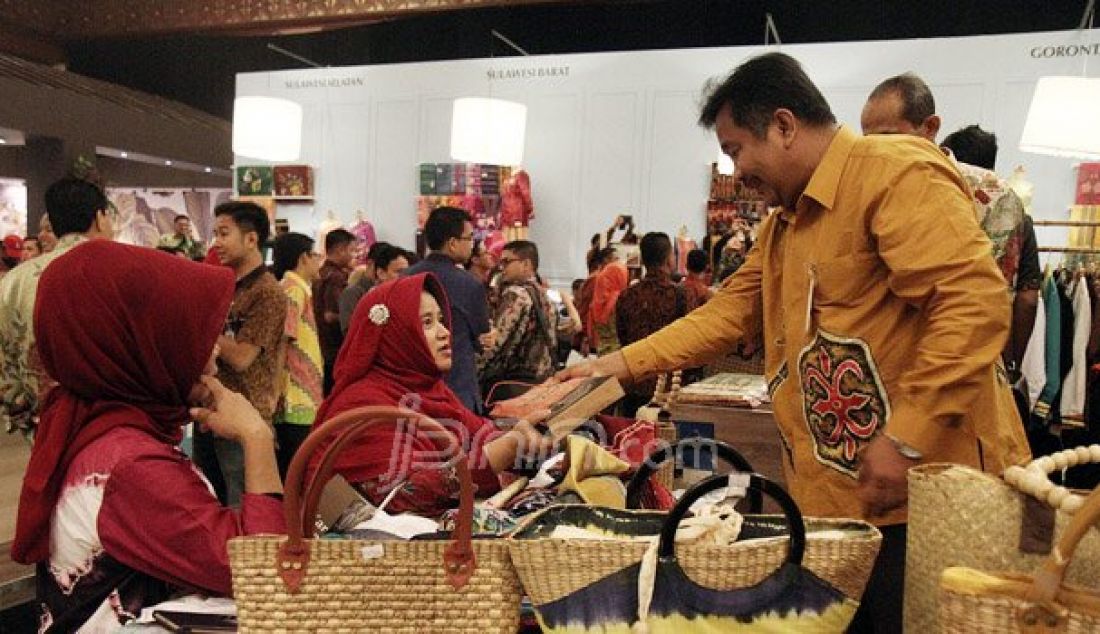 Para pelaku UMKM mengikuti Pameran Ekonomi Kreatif Kerajinan UMKM di Balai Kartini, Jakarta, Jumat (26/8). Pameran tersebut diikuti 33 stand kerajinan dan makanan khas nusantara. Foto: Ricardo/JPNN.com - JPNN.com