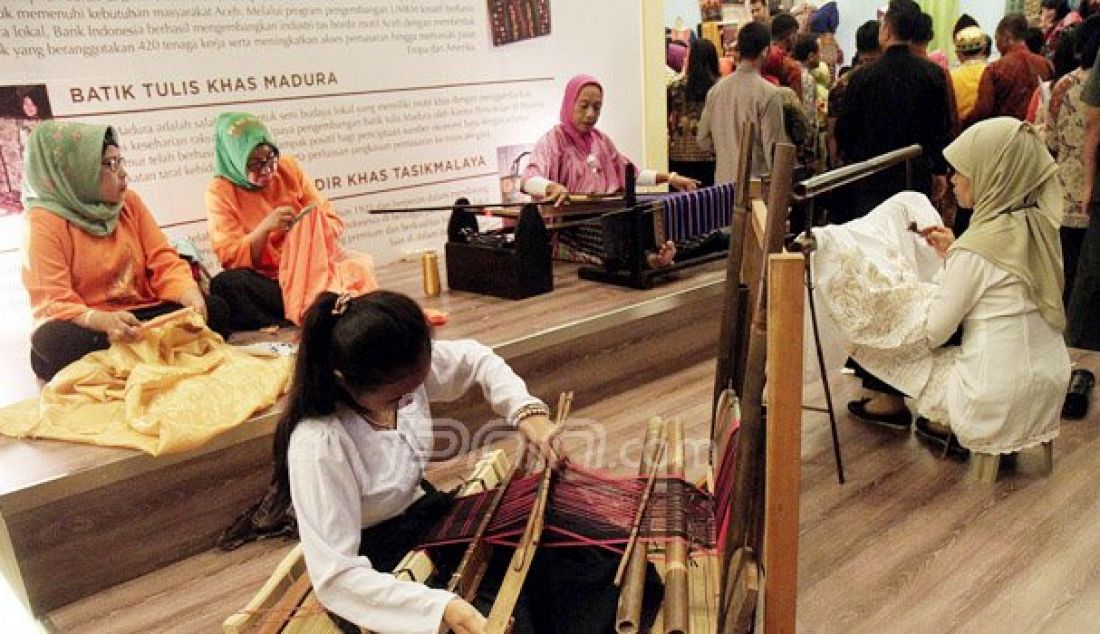 Para pelaku UMKM mengikuti Pameran Ekonomi Kreatif Kerajinan UMKM di Balai Kartini, Jakarta, Jumat (26/8). Pameran tersebut diikuti 33 stand kerajinan dan makanan khas nusantara. Foto: Ricardo/JPNN.com - JPNN.com