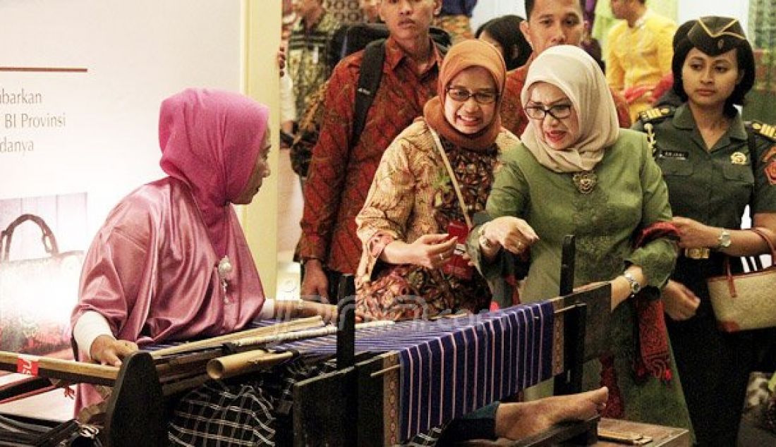 Istri Wakil Presiden RI Mufidah Jusuf Kalla didampingi Gubernur Bank Indonesia (BI) Agus DW Martowardojo saat mengunjungi stand pameran kerajinan UMKM di Balai Kartini, Jakarta, Jumat (26/8). Foto: Ricardo/JPNN.com - JPNN.com