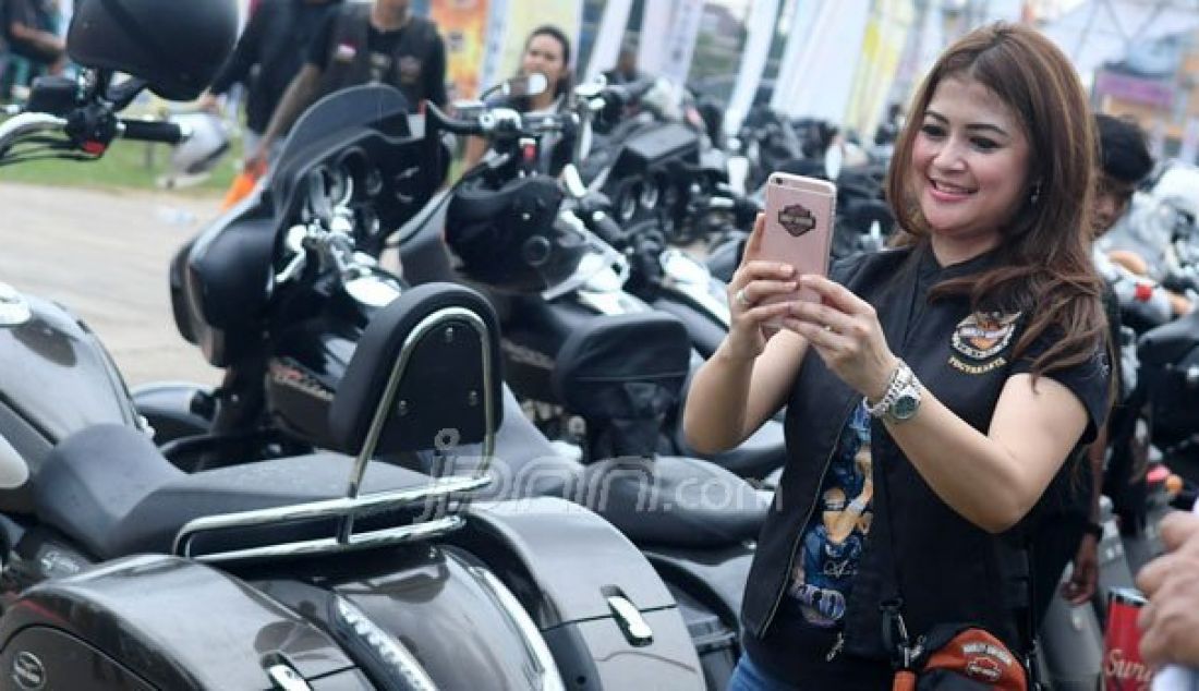BISING: Ribuan motor gede (moge) Harley-Davidson dengan suara gemuruh tumpah ruah di Palembang, Sumatera Selatan, Jumat (26/8). Kehadiran ribuan Harley-Davidson dalam rangka perhelatan Sumatera Bike Week 2016. Foto: Kris/Sumatera Ekspres - JPNN.com