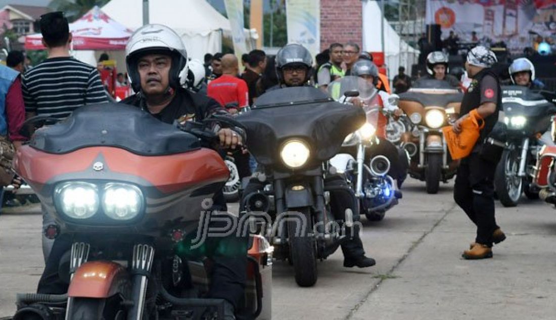 BISING: Ribuan motor gede (moge) Harley-Davidson dengan suara gemuruh tumpah ruah di Palembang, Sumatera Selatan, Jumat (26/8). Kehadiran ribuan Harley-Davidson dalam rangka perhelatan Sumatera Bike Week 2016. Foto: Kris/Sumatera Ekspres - JPNN.com