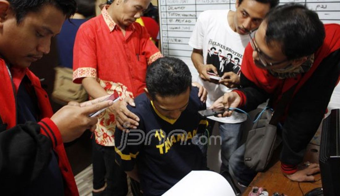 Abdulloh, Wakepsek salah satu sekolah Swasta di Bogor saat diamankan di Polresta Depok, Jumat (26/8). Pria dua anak dini ditangkap petugas karena dilaporkan dua orang tua siswa lantaran telah melakukan tindak pencabulan terhadap dua siswinya. Foto: Tumpak/Indopos - JPNN.com
