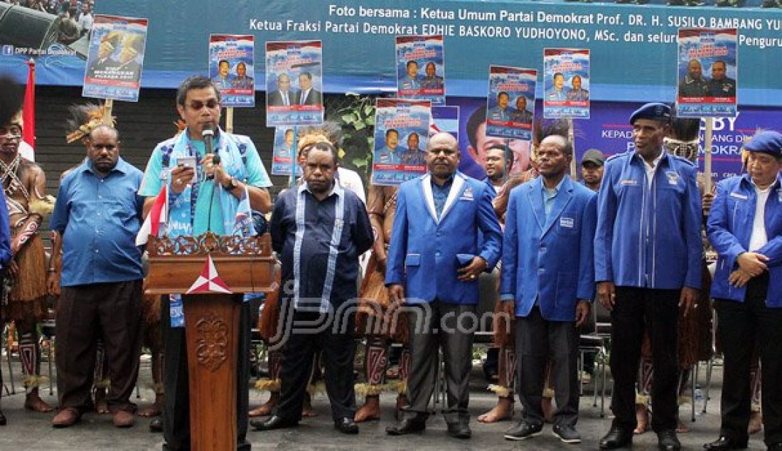 Sekjen DPP Partai Demokrat, Hinca Ip Panjaitan saat memberikan rekomendasi lima pasangan calon pilkada di Papua dan empat di Sulawesi Tenggara, Jakarta, Jumat (26/8). Pasangan calon tersebut di usung partai demokrat karena memiliki tingkat elektabilitas dan popularitas tinggi. Foto: Ricardo/JPNN.com - JPNN.com