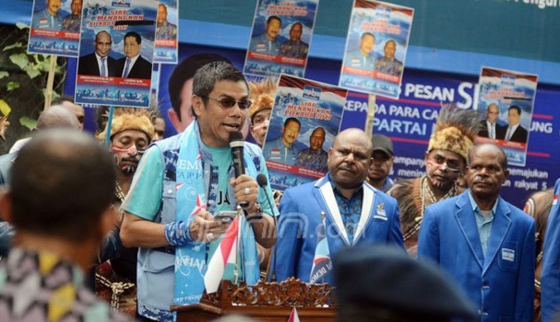 Sekjen DPP Partai Demokrat, Hinca Ip Panjaitan saat memberikan rekomendasi lima pasangan calon pilkada di Papua dan empat di Sulawesi Tenggara, Jakarta, Jumat (26/8). Pasangan calon tersebut di usung partai demokrat karena memiliki tingkat elektabilitas dan popularitas tinggi. Foto: Ricardo/JPNN.com - JPNN.com