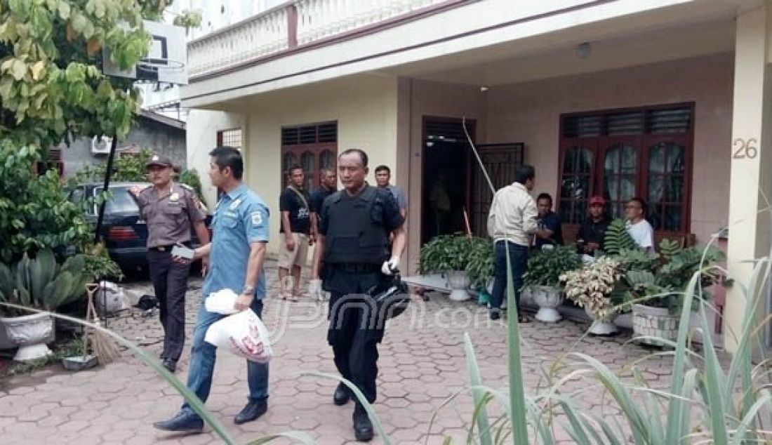 GELEDAH: Petugas kepolisian melakukan penggeledahan di rumah orangtua pelaku teror bom misa, yang terjadi di jalan Setia Budi Gang Sehati, Medan Selayang, Medan, Sumatera Utara, Minggu (28/8). Foto: Teddy/Sumut Pos - JPNN.com