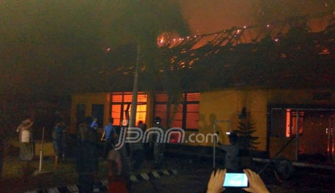 DIBAKAR: Kebakaran yang melanda Polsek Tabir Minggu (27/8) malam. Terbakarnya Polsek Tabir tersebut akibat amukan massa. Foto: Erik/Radar Sarko/Jambi Independent - JPNN.com