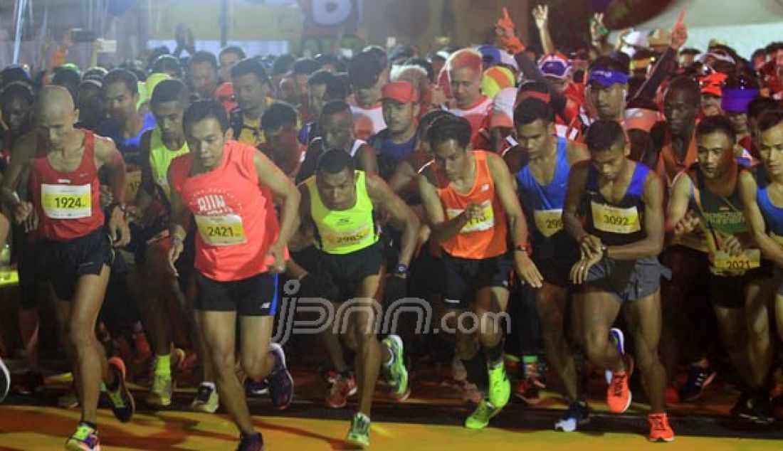 Para pelari Maybank Marathon Bali 2016 kategori Full Marathon open category saat start 1. Foto: Miftahuddin/Bali Express - JPNN.com