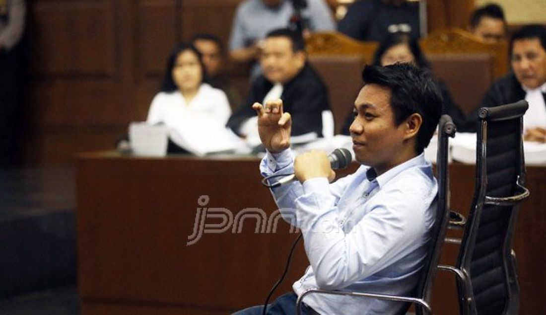 Saksi ahli saat memberikan keterangan pada sidang lanjutan kasus pembunuhan Wayan Mirna Salihin dengan racun sianida di Pengadilan Negeri Jakarta Pusat, Jakarta, Senin (29/8). Sidang tersebut mendengarkan keterangan saksi ahli. Foto: Ricardo/JPNN.com - JPNN.com