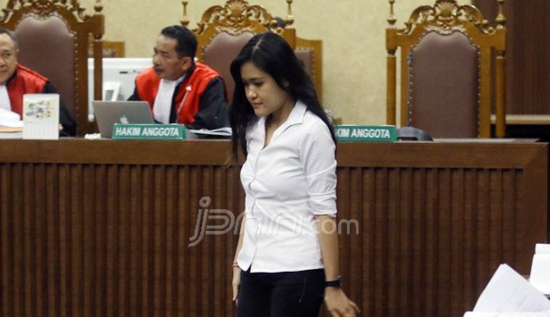 Terdakwa kasus pembunuhan berencana kepada teman kuliahnya, Wayan Mirna Salihin, Jessica Kumala Wongso menjalani sidang lanjutan di Pengadilan Negeri Jakarta Pusat, Jakarta, Senin (29/8). Sidang tersebut mendengarkan keterangan saksi ahli. Foto: Ricardo/JPNN.com - JPNN.com