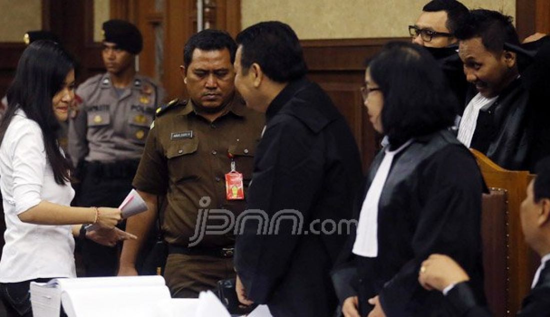 Terdakwa kasus pembunuhan berencana kepada teman kuliahnya, Wayan Mirna Salihin, Jessica Kumala Wongso menjalani sidang lanjutan di Pengadilan Negeri Jakarta Pusat, Jakarta, Senin (29/8). Sidang tersebut mendengarkan keterangan saksi ahli. Foto: Ricardo/JPNN.com - JPNN.com