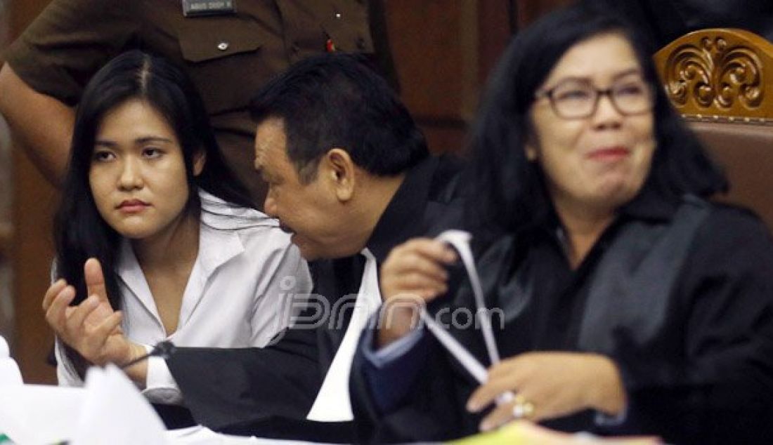 Terdakwa kasus pembunuhan berencana kepada teman kuliahnya, Wayan Mirna Salihin, Jessica Kumala Wongso menjalani sidang lanjutan di Pengadilan Negeri Jakarta Pusat, Jakarta, Senin (29/8). Sidang tersebut mendengarkan keterangan saksi ahli. Foto: Ricardo/JPNN.com - JPNN.com