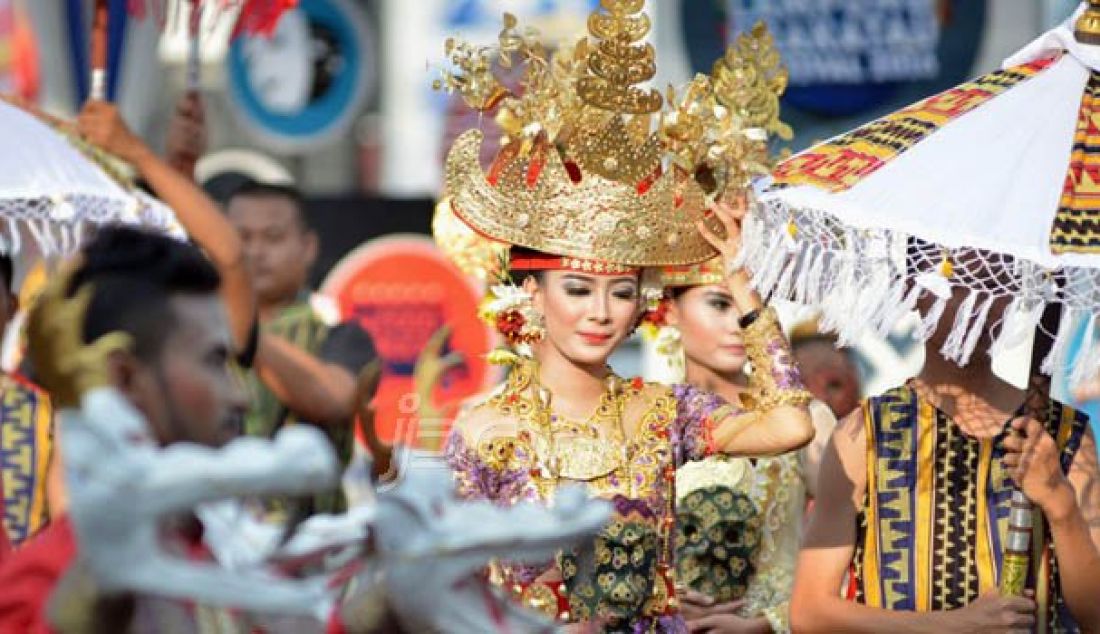 Sebanyak 15 kabupaten mengikuti parade semarak budaya yang digelar di area Tugu Adipura, Bandarlampung, Minggu (28/8). Kegiatan tersebut merupakan rangkaian dari Lampung Krakatau Festival (LKF) 2016. Foto: Tegar/Radar Lampung - JPNN.com
