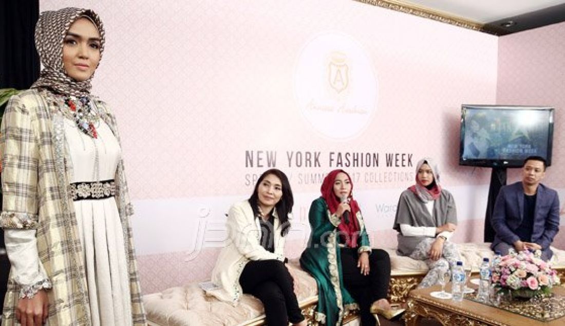Desiner Anniesa Hasibuan saat memperkenalkan koleksi busana yang akan tampil di Spring Summer 2017 For New York Fashion Week, Jakarta, Senin (29/8). Anniesa menjadi perwakilan Indonesia pada event tersebut. Foto : Ricardo/JPNN.com - JPNN.com
