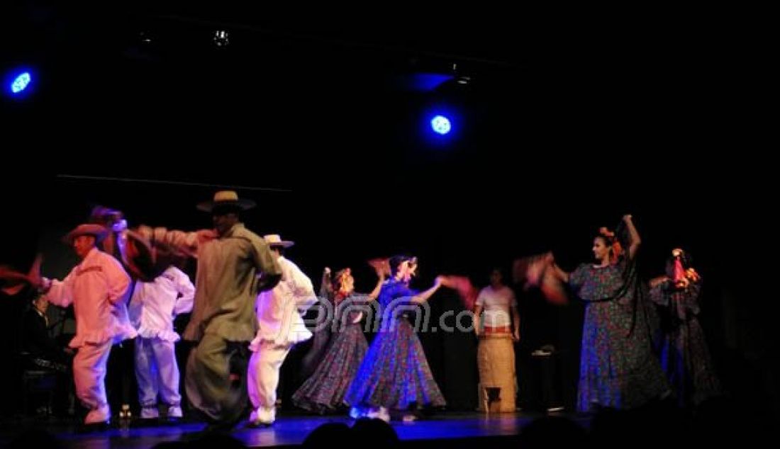 Beragam kebudayaan tradisional Meksiko ditunjukkan kelompok Folkloric Ballet yang dihadirkan Kedutaan Besar Meksiko di Indonesia. Foto: Natalia/JPNN.com - JPNN.com