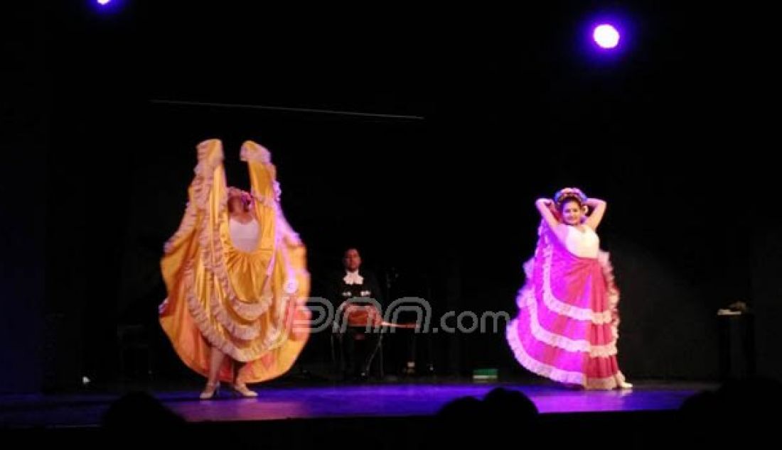 Beragam kebudayaan tradisional Meksiko ditunjukkan kelompok Folkloric Ballet yang dihadirkan Kedutaan Besar Meksiko di Indonesia. Foto: Natalia/JPNN.com - JPNN.com