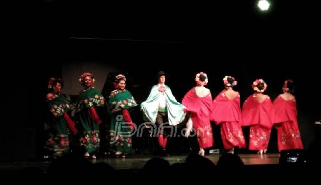 Beragam kebudayaan tradisional Meksiko ditunjukkan kelompok Folkloric Ballet yang dihadirkan Kedutaan Besar Meksiko di Indonesia. Foto: Natalia/JPNN.com - JPNN.com