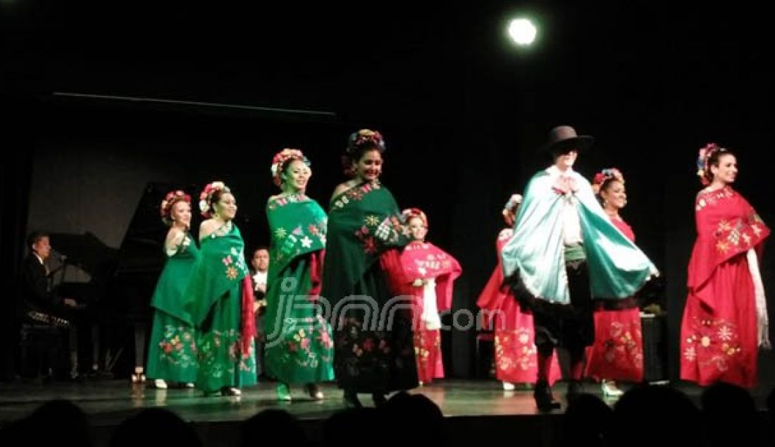 Beragam kebudayaan tradisional Meksiko ditunjukkan kelompok Folkloric Ballet yang dihadirkan Kedutaan Besar Meksiko di Indonesia. Foto: Natalia/JPNN.com - JPNN.com