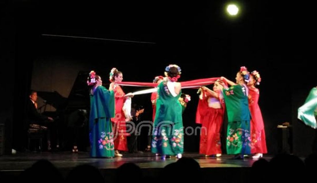 Beragam kebudayaan tradisional Meksiko ditunjukkan kelompok Folkloric Ballet yang dihadirkan Kedutaan Besar Meksiko di Indonesia. Foto: Natalia/JPNN.com - JPNN.com