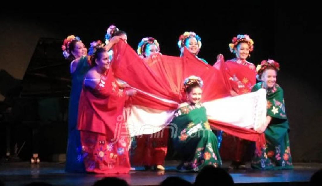 Beragam kebudayaan tradisional Meksiko ditunjukkan kelompok Folkloric Ballet yang dihadirkan Kedutaan Besar Meksiko di Indonesia. Foto: Natalia/JPNN.com - JPNN.com