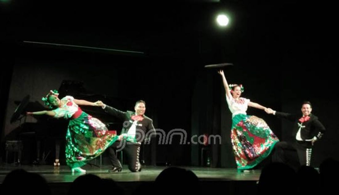 Beragam kebudayaan tradisional Meksiko ditunjukkan kelompok Folkloric Ballet yang dihadirkan Kedutaan Besar Meksiko di Indonesia. Foto: Natalia/JPNN.com - JPNN.com