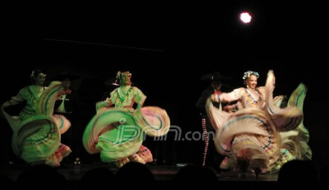 Beragam kebudayaan tradisional Meksiko ditunjukkan kelompok Folkloric Ballet yang dihadirkan Kedutaan Besar Meksiko di Indonesia. Foto: Natalia/JPNN.com - JPNN.com