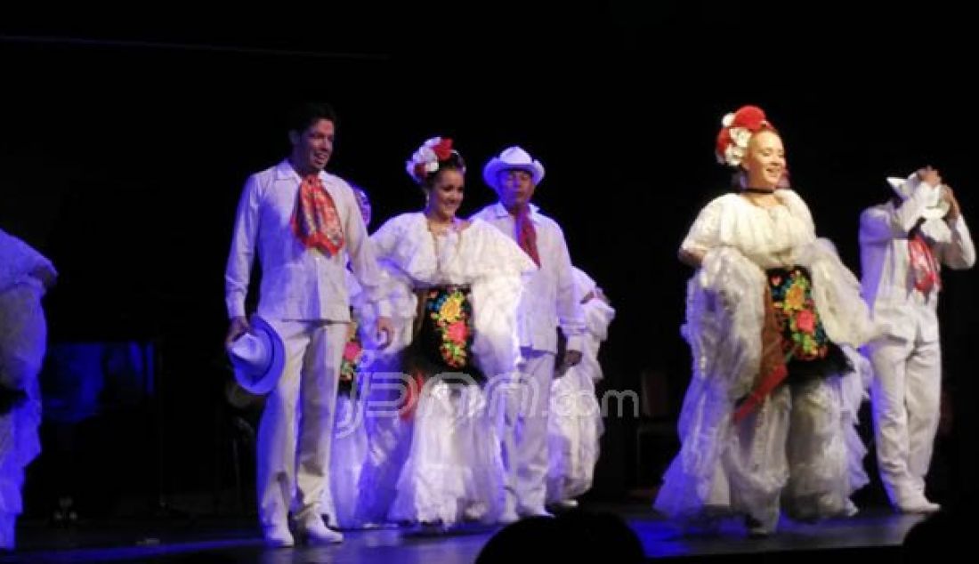 Beragam kebudayaan tradisional Meksiko ditunjukkan kelompok Folkloric Ballet yang dihadirkan Kedutaan Besar Meksiko di Indonesia. Foto: Natalia/JPNN.com - JPNN.com