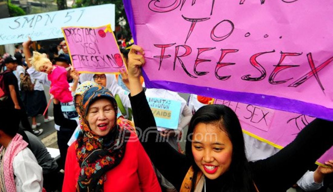 Sejumlah pelajar SMP menggelar aksi kampanye anti seks bebas saat hari bebas kendaraan di kawasan jalan Ir H Djuanda, Kota Bandung, Minggu (28/8). Aksi tersebut dilakukan guna mengajak masyarakat untuk ikut mengawasi. Foto: Khairizal/Radar Bandung - JPNN.com