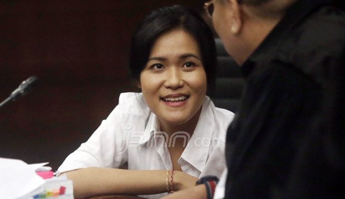 Terdakwa kasus pembunuhan berencana kepada teman kuliahnya, Wayan Mirna Salihin, Jessica Kumala Wongso menjalani sidang lanjutan di Pengadilan Negeri Jakarta Pusat, Rabu (31/8). Sidang tersebut mendengarkan keterangan saksi ahli. Foto: Ricardo/JPNN.com - JPNN.com