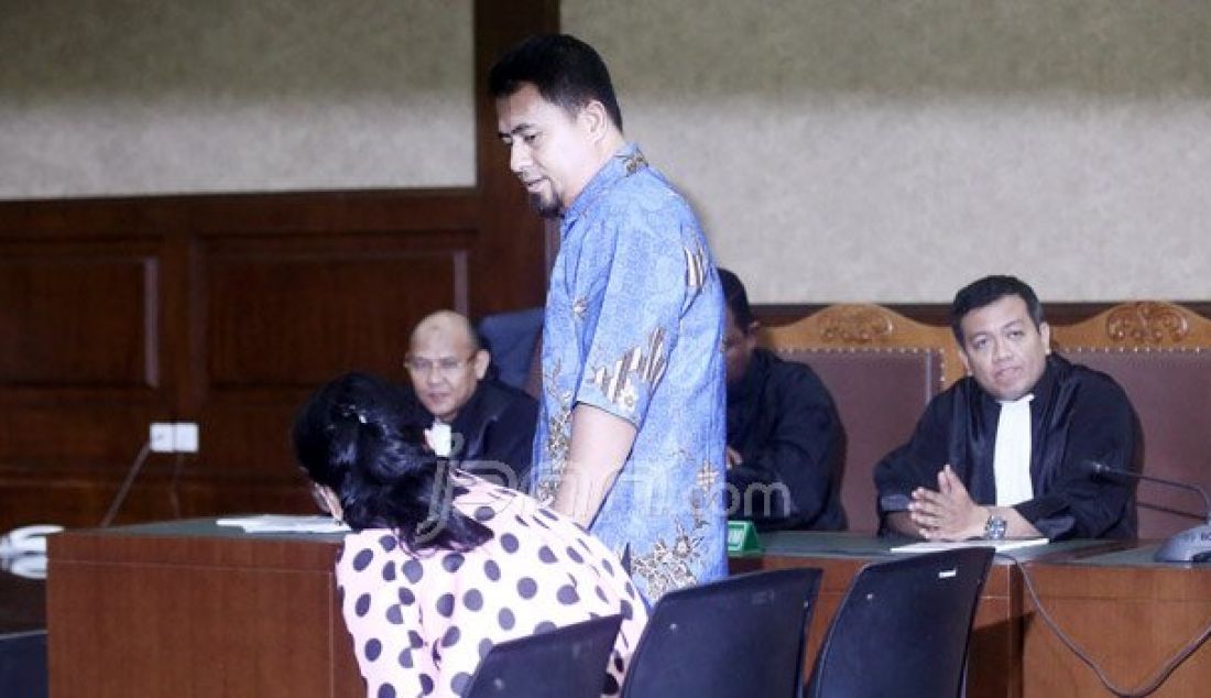 Kakak Pedangdut Saipul Jamil, Samsul Hidayatullah dan Pengacara Berthanatalia menjalani sidang dakwaan di Pengadilan Tipikor, Jakarta, Rabu (31/8). Samsul dan Berthanatalia didakwa menyuap panitera PN Jakarta Utara untuk kasus pencabulan Saipul Jamil. Foto: Ricardo/JPNN.com - JPNN.com