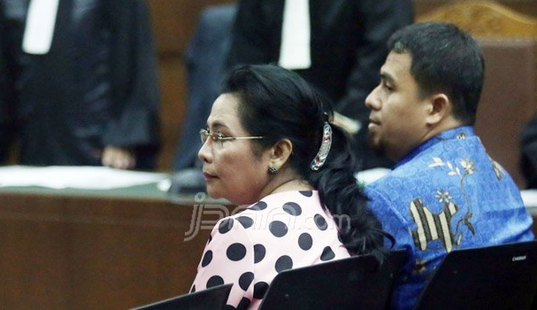 Kakak Pedangdut Saipul Jamil, Samsul Hidayatullah dan Pengacara Berthanatalia menjalani sidang dakwaan di Pengadilan Tipikor, Jakarta, Rabu (31/8). Samsul dan Berthanatalia didakwa menyuap panitera PN Jakarta Utara untuk kasus pencabulan Saipul Jamil. Foto: Ricardo/JPNN.com - JPNN.com