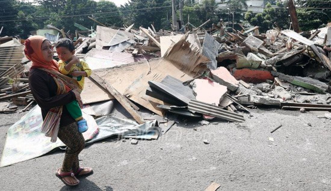 Suasana pasca pembongkaran pemukiman warga di RT 09 RW 04, Rawajati, Pancoran, Jakarta, Kamis (1/9). Bangunan-bangunan yang ditertibkan berada di samping Apartemen Kalibata City, berbatasan dengan pagar rel kereta api. Foto: Ricardo/JPNN.com - JPNN.com