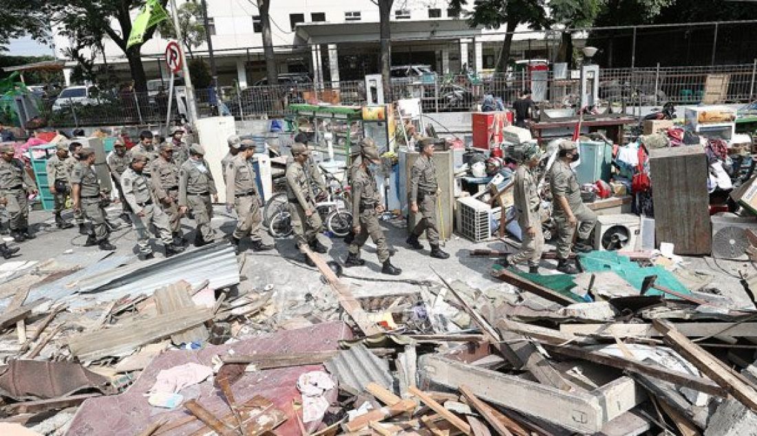 Suasana pasca pembongkaran pemukiman warga di RT 09 RW 04, Rawajati, Pancoran, Jakarta, Kamis (1/9). Bangunan-bangunan yang ditertibkan berada di samping Apartemen Kalibata City, berbatasan dengan pagar rel kereta api. Foto: Ricardo/JPNN.com - JPNN.com