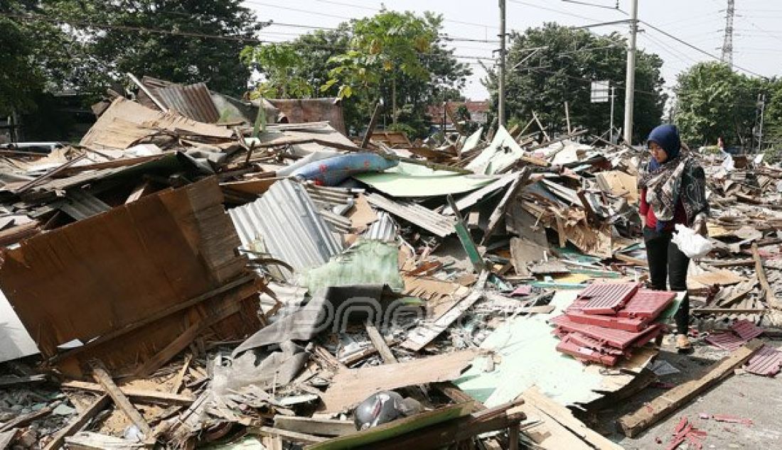 Suasana pasca pembongkaran pemukiman warga di RT 09 RW 04, Rawajati, Pancoran, Jakarta, Kamis (1/9). Bangunan-bangunan yang ditertibkan berada di samping Apartemen Kalibata City, berbatasan dengan pagar rel kereta api. Foto: Ricardo/JPNN.com - JPNN.com